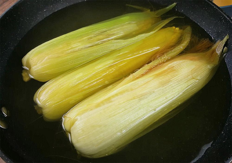 Watering_Flowers_with_Boiled_Corn_Water.jpg